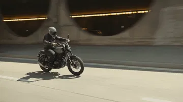 La Brixton Felsberg 250 destaca por su diseño urbano y estilo retro.