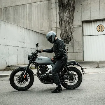 La Brixton Felsberg 250 destaca por su diseño robusto y minimalista.