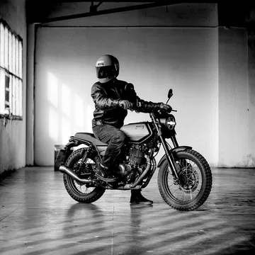 La Brixton Felsberg 250 destaca por su diseño clásico y robusto, ideal para la aventura.