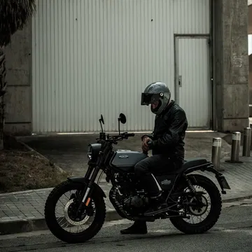 La Brixton Felsberg 250 destaca por su estilo retro y su diseño robusto.