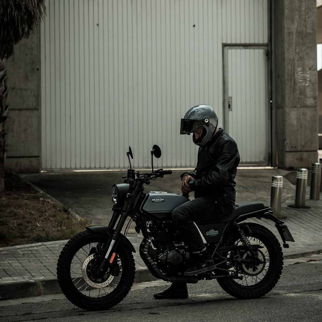 La Brixton Felsberg 250 destaca por su estilo retro y su diseño robusto.