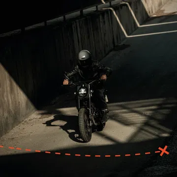 La Brixton Felsberg 250 ofrece un diseño minimalista con un toque aventurero.