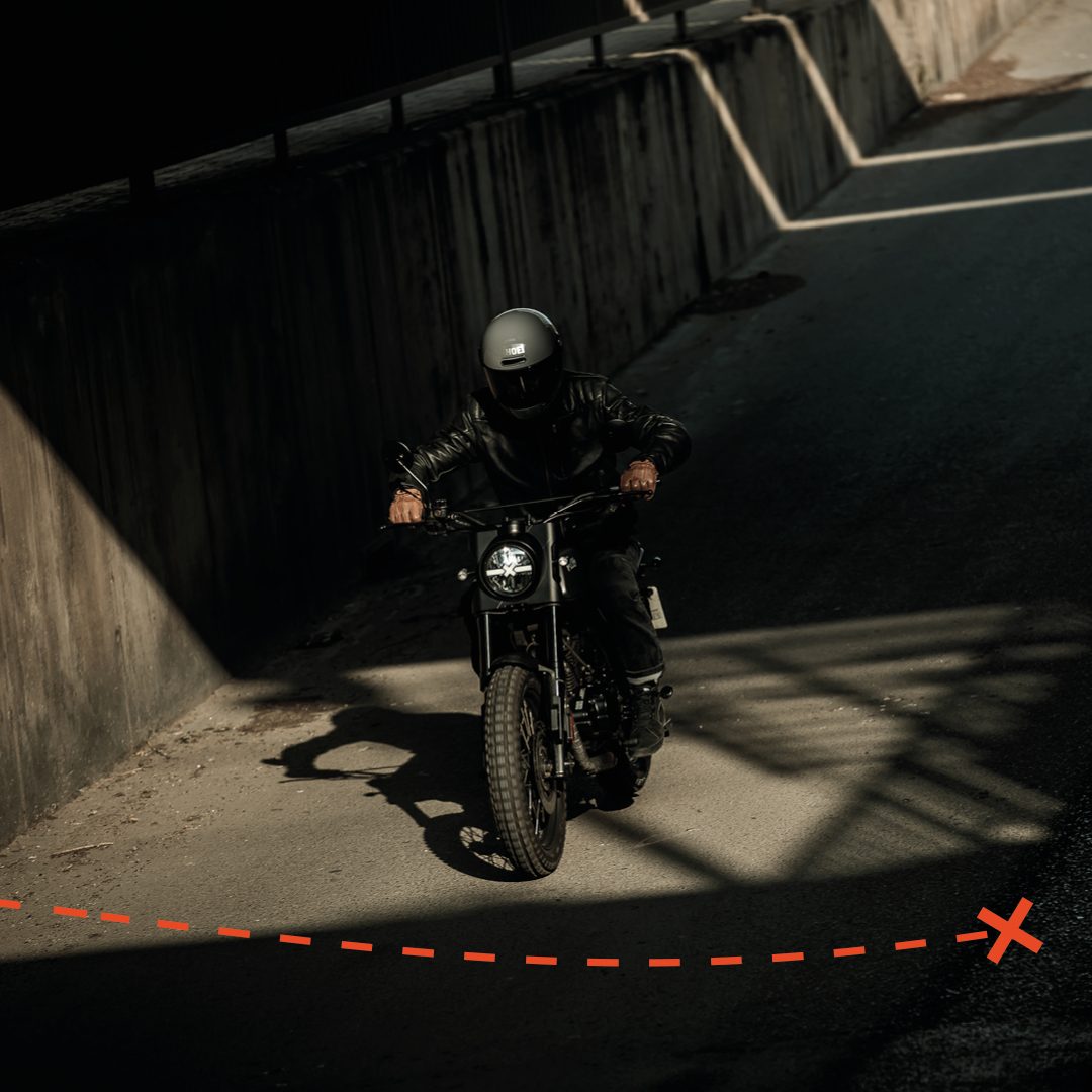 La Brixton Felsberg 250 ofrece un diseño minimalista con un toque aventurero.