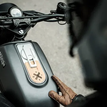 Vista del panel de control de la Brixton Felsberg 250, destacando los detalles en madera.