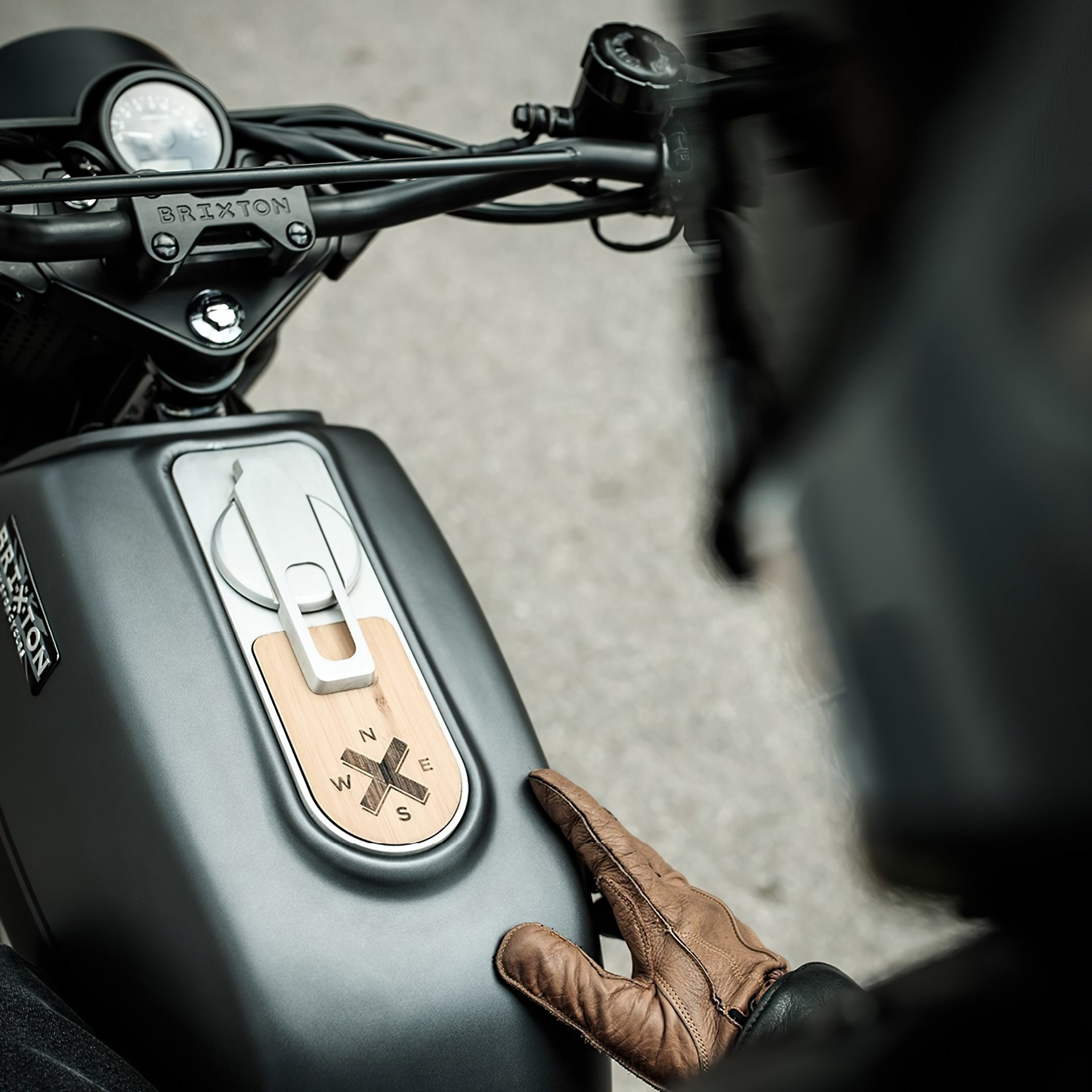 Vista del panel de control de la Brixton Felsberg 250, destacando los detalles en madera.