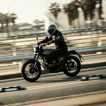 La Brixton Felsberg 250 combina estilo retro y rendimiento moderno en cada ruta.