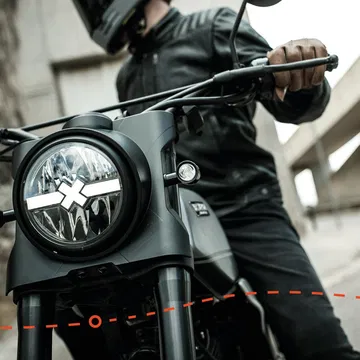 Vista delantera de la Brixton Felsberg 250, destacando su diseño moderno y detalles estilizados.