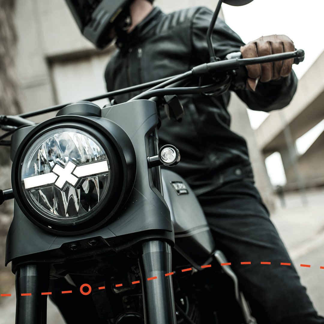 Vista delantera de la Brixton Felsberg 250, destacando su diseño moderno y detalles estilizados.