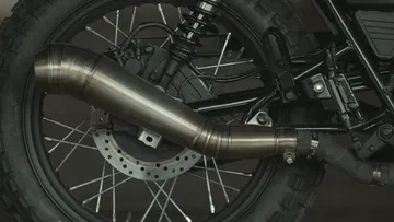 Vista detallada del sistema de escape y suspensión de la Brixton Felsberg 250.