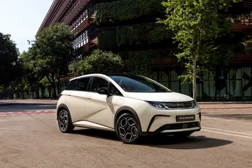 El BYD Dolphin 2025 destaca por su diseño moderno y líneas fluidas. El BYD Dolphin 2025 destaca por su diseño moderno y líneas fluidas.