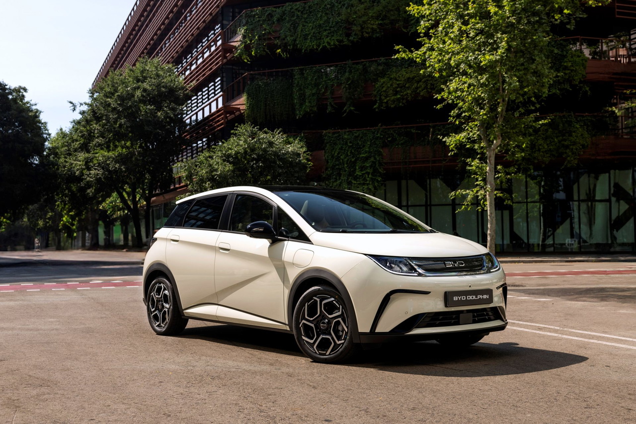 El BYD Dolphin 2025 destaca por su diseño moderno y líneas fluidas.