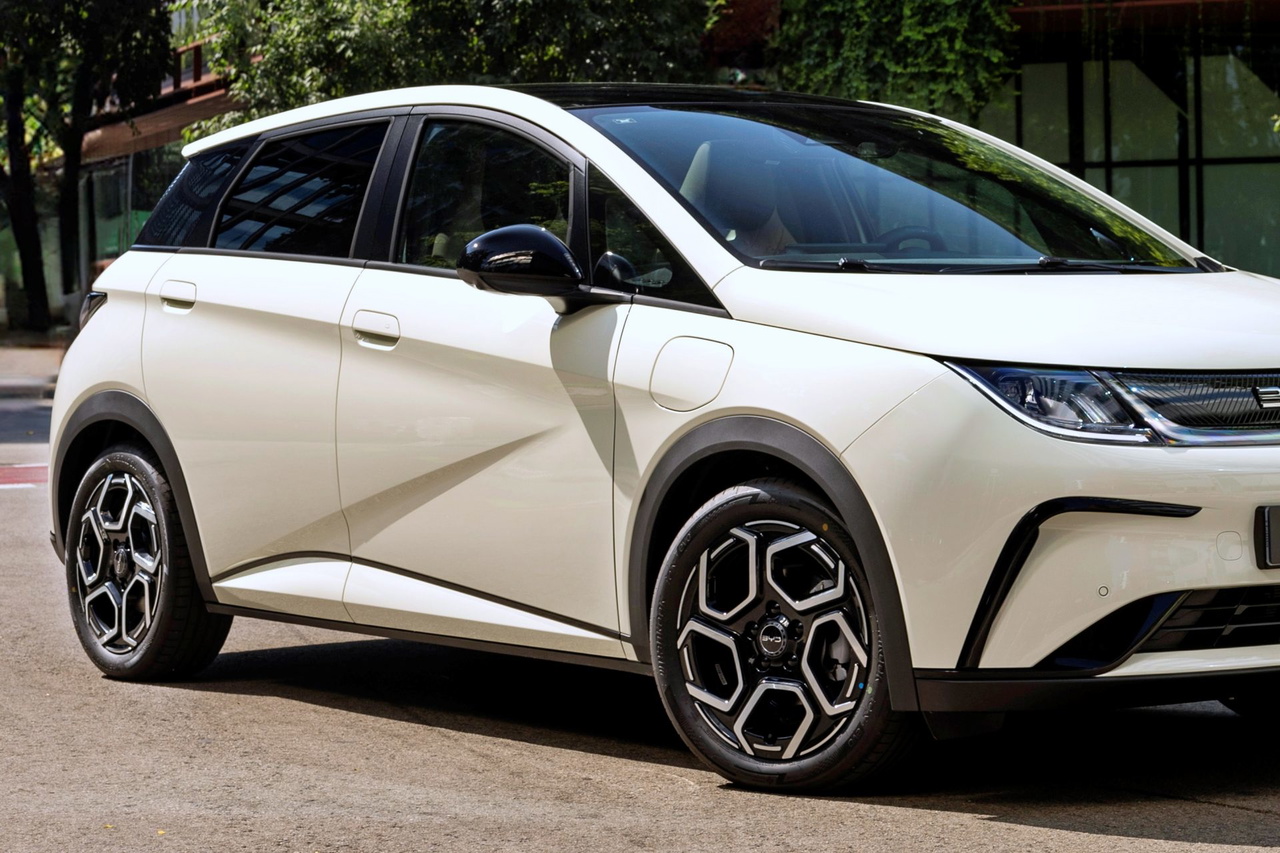 El BYD Dolphin 2025 destaca por su diseño moderno y aerodinámico.