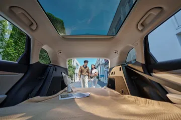 Vista del interior del BYD Seal 06 Wagon, mostrando su amplio maletero y techo panorámico. Vista del interior del BYD Seal 06 Wagon, mostrando su amplio maletero y techo panorámico.