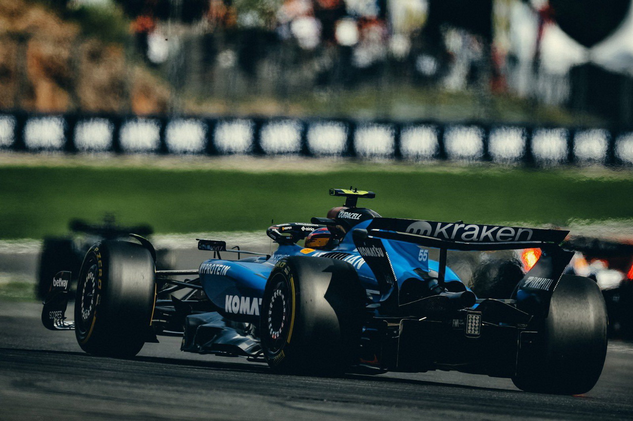 Carlos Sainz luchando en Spa-Francorchamps con su McLaren.