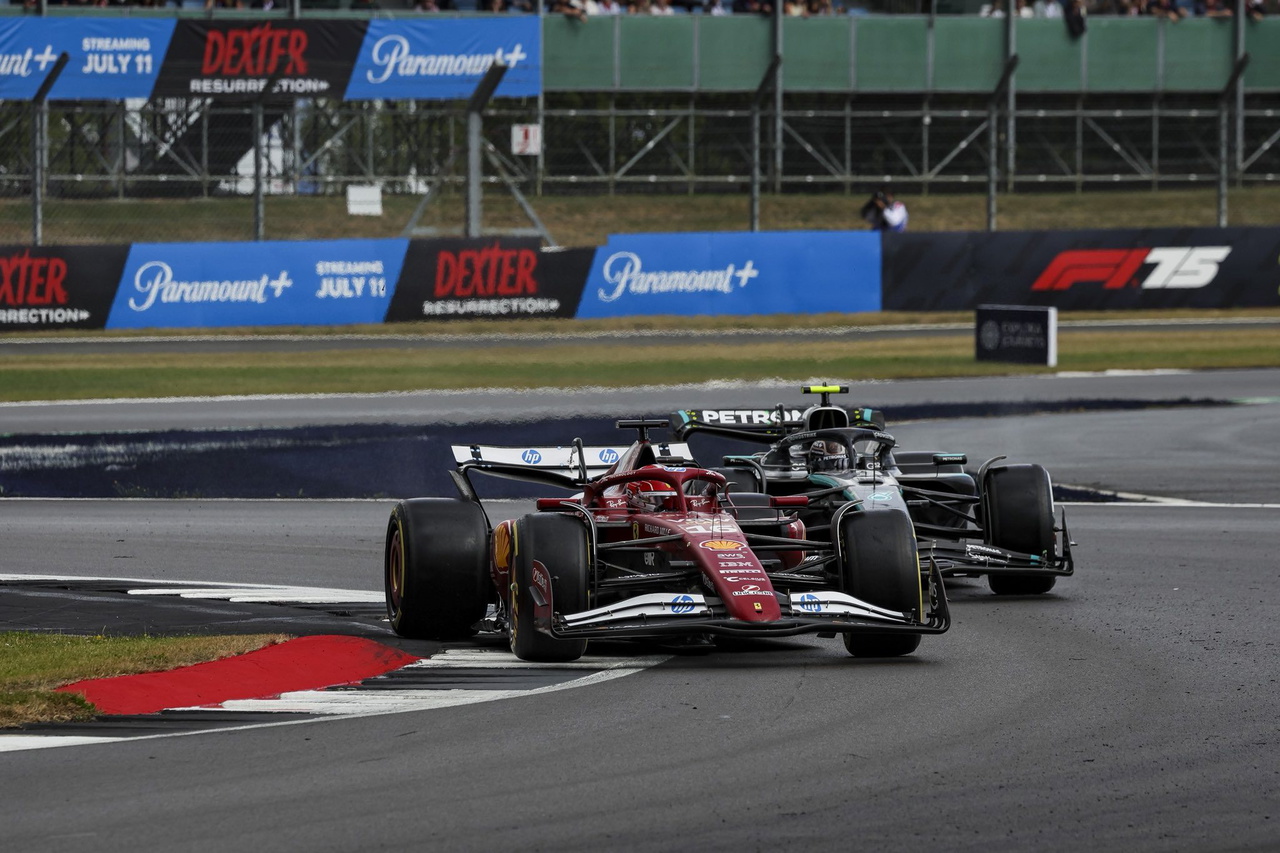 Charles Leclerc y Kimi Antonelli en plena batalla de F1 en Silverstone.