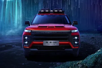 Vista frontal y lateral del Chery Explore 06, un SUV robusto y distintivo.