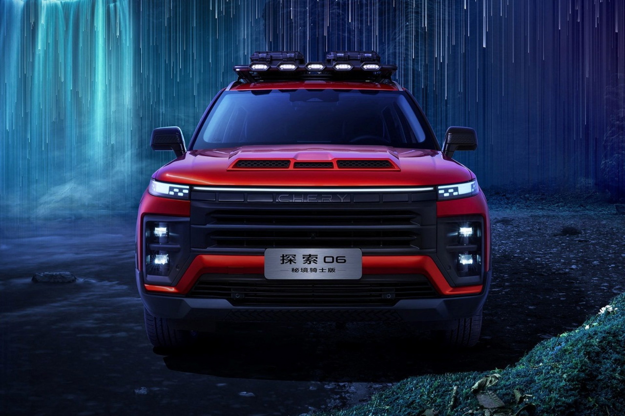 Vista frontal y lateral del Chery Explore 06, un SUV robusto y distintivo.