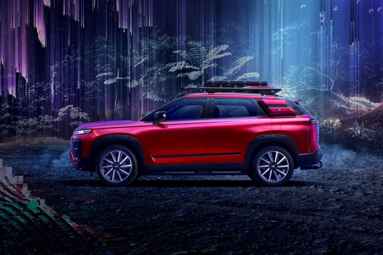 Vista lateral del SUV Chery Explore, resalta su diseño moderno y robusto.