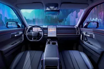 Interior moderno y tecnológico del Chery, con pantalla central y acabados elegantes.