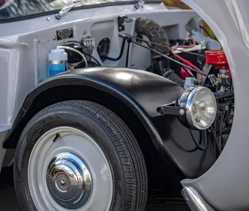 Vista del motor del Citroën 2CV Bijou, destaca su singularidad.
