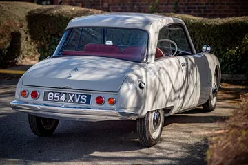 Una hermosa interpretación del clásico Citroën 2CV con carrocería de fibra de vidrio.