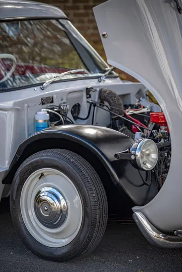 Vista del motor del Citroën 2CV Bijou, asegurando un rendimiento único. Vista del motor del Citroën 2CV Bijou, asegurando un rendimiento único.