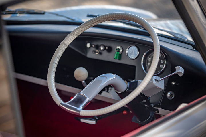Salpicadero del Citroën 2CV Bijou con un diseño minimalista.