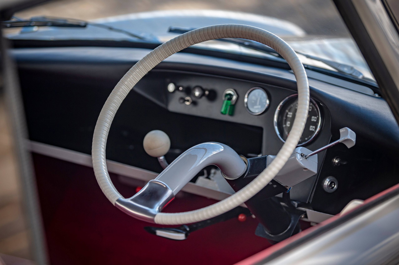 Salpicadero del Citroën 2CV Bijou con un diseño minimalista.