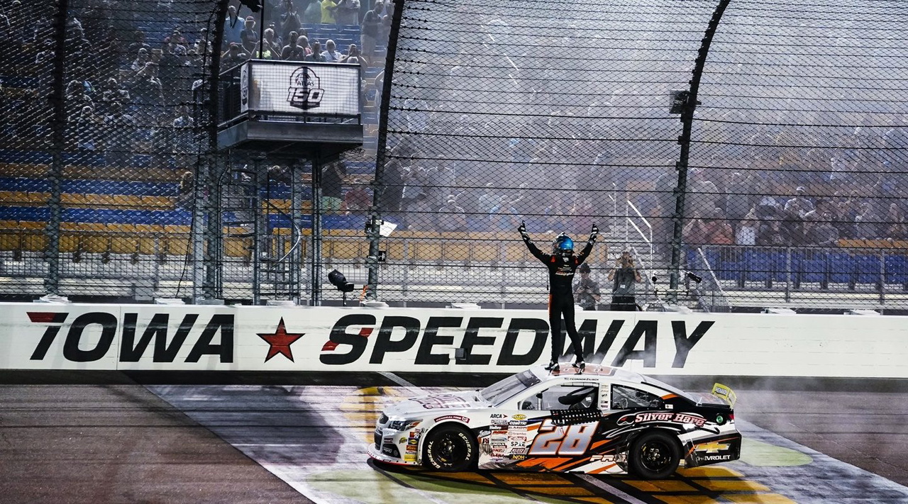 Connor Zilisch celebra su victoria en el Towa Speedway con su coche NASCAR.