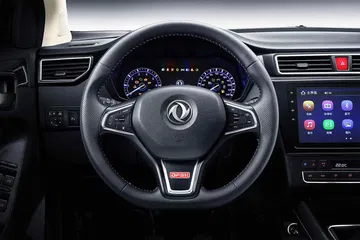 Interior del SUV familiar DFSK, con un diseño moderno y funcionalidades digitales.