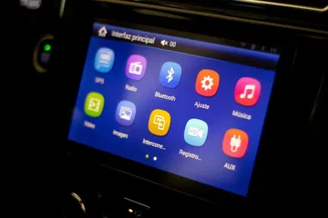 Pantalla de infotainment con funciones variadas para la conectividad y entretenimiento.