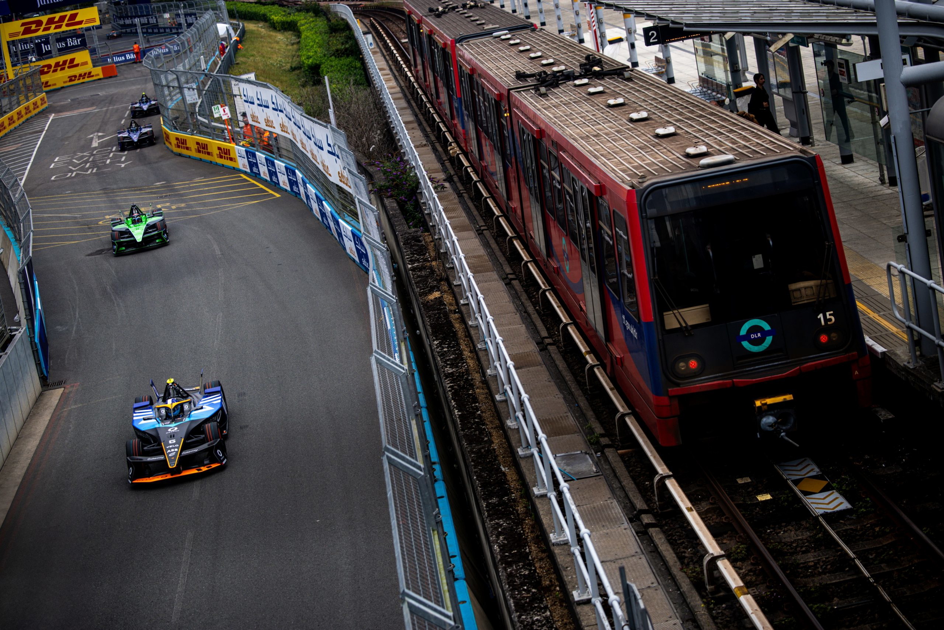 Coche de competición en acción durante el ePrix de Londres 2025.