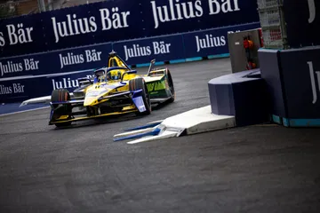 Coche de Fórmula E en acción en Londres, despliega su tecnología eléctrica avanzada.