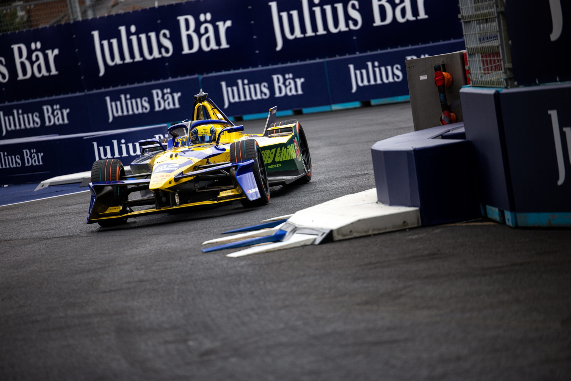 Coche de Fórmula E en acción en Londres, despliega su tecnología eléctrica avanzada.