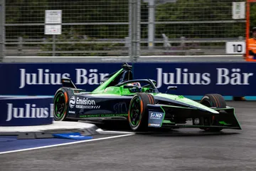 Coche de fórmula eléctrico en acción en el ePrix de Londres 2025.