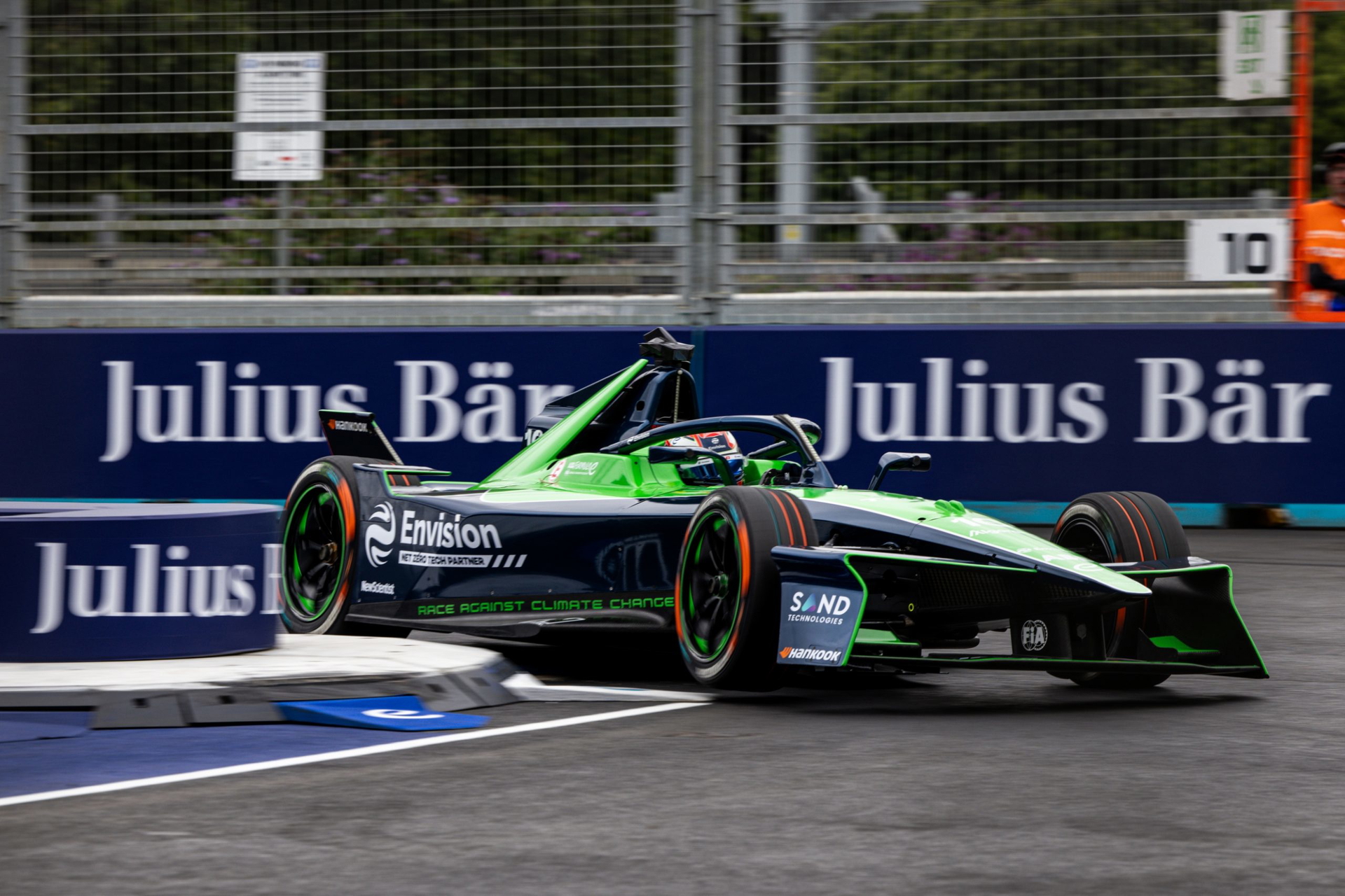 Coche de fórmula eléctrico en acción en el ePrix de Londres 2025.