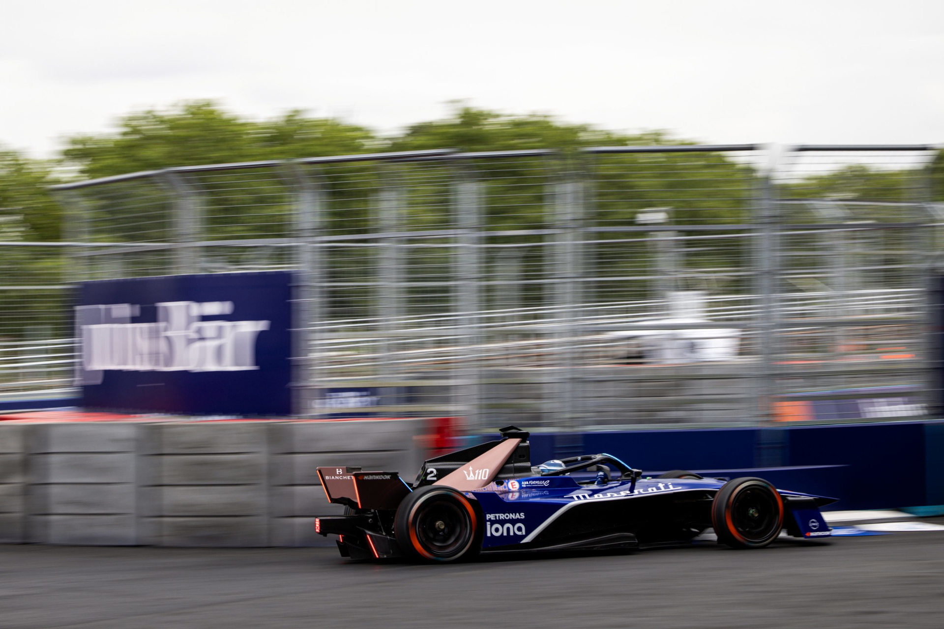 Coche de Fórmula E a alta velocidad en el circuito de Londres.