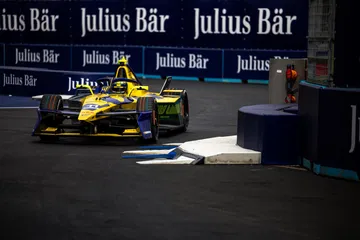 El coche eléctrico compite en el E-Prix de Londres, destacando su aerodinámica.