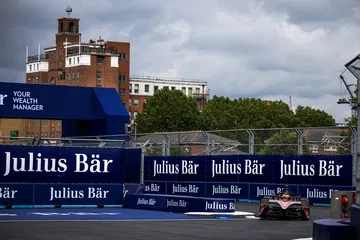 Coche de competición en acción, mostrando su diseño aerodinámico.