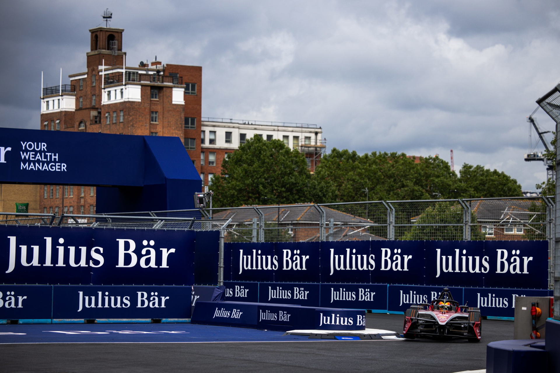 Coche de competición en acción, mostrando su diseño aerodinámico.