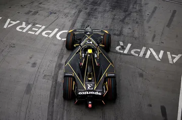 DMC en acción: diseño aerodinámico y potente en Londres.