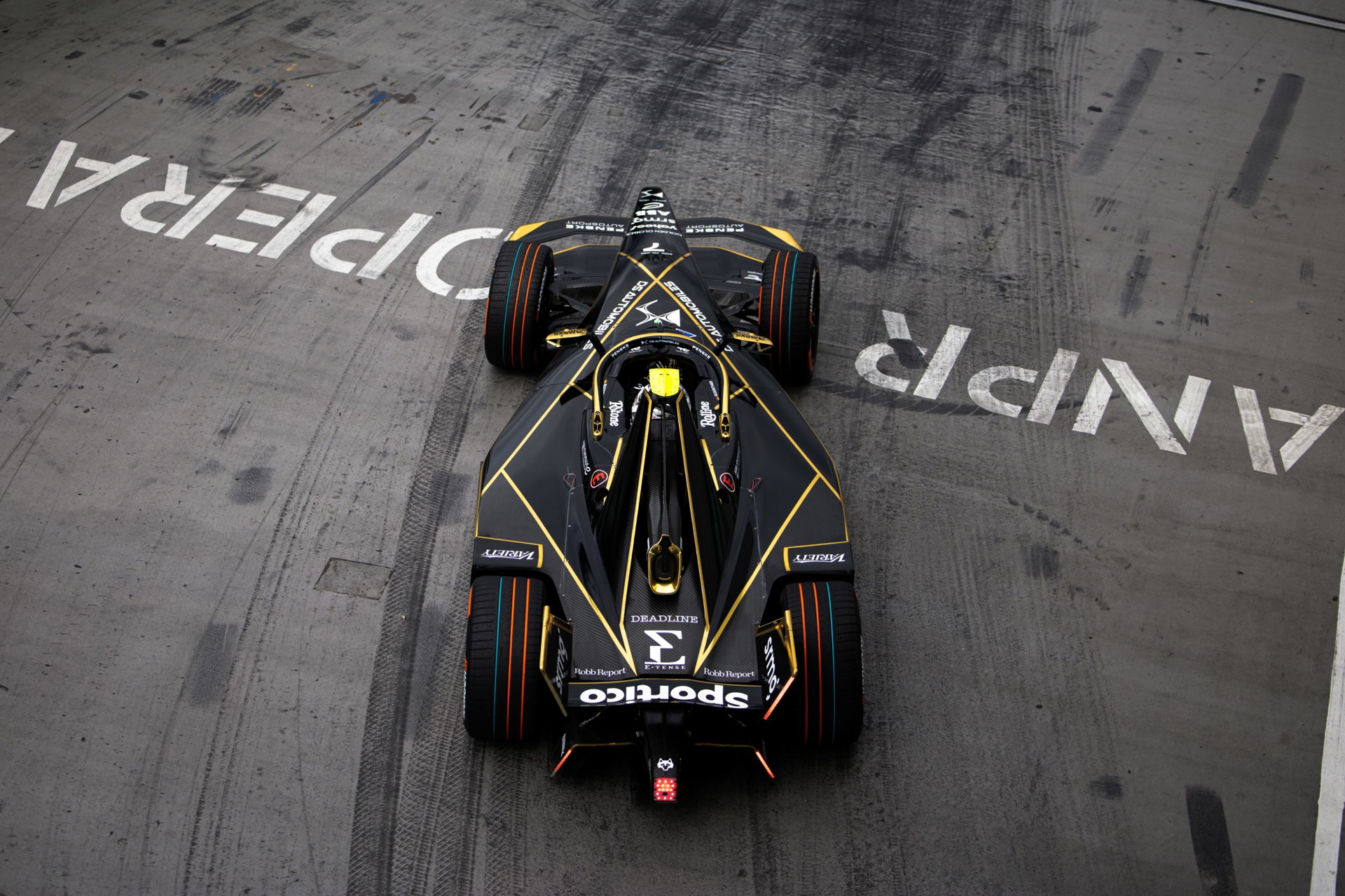 DMC en acción: diseño aerodinámico y potente en Londres.