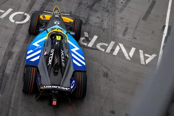 Monoplaza de competición eléctrico en acción en Londres 2025.