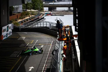 El DMC brilla en la jornada del ePrix de Londres, mostrando su prowess en el urbanismo.