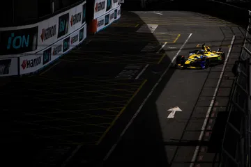 El monoplaza eléctrico avanza por las calles de Londres, mostrando su aerodinámica moderna.