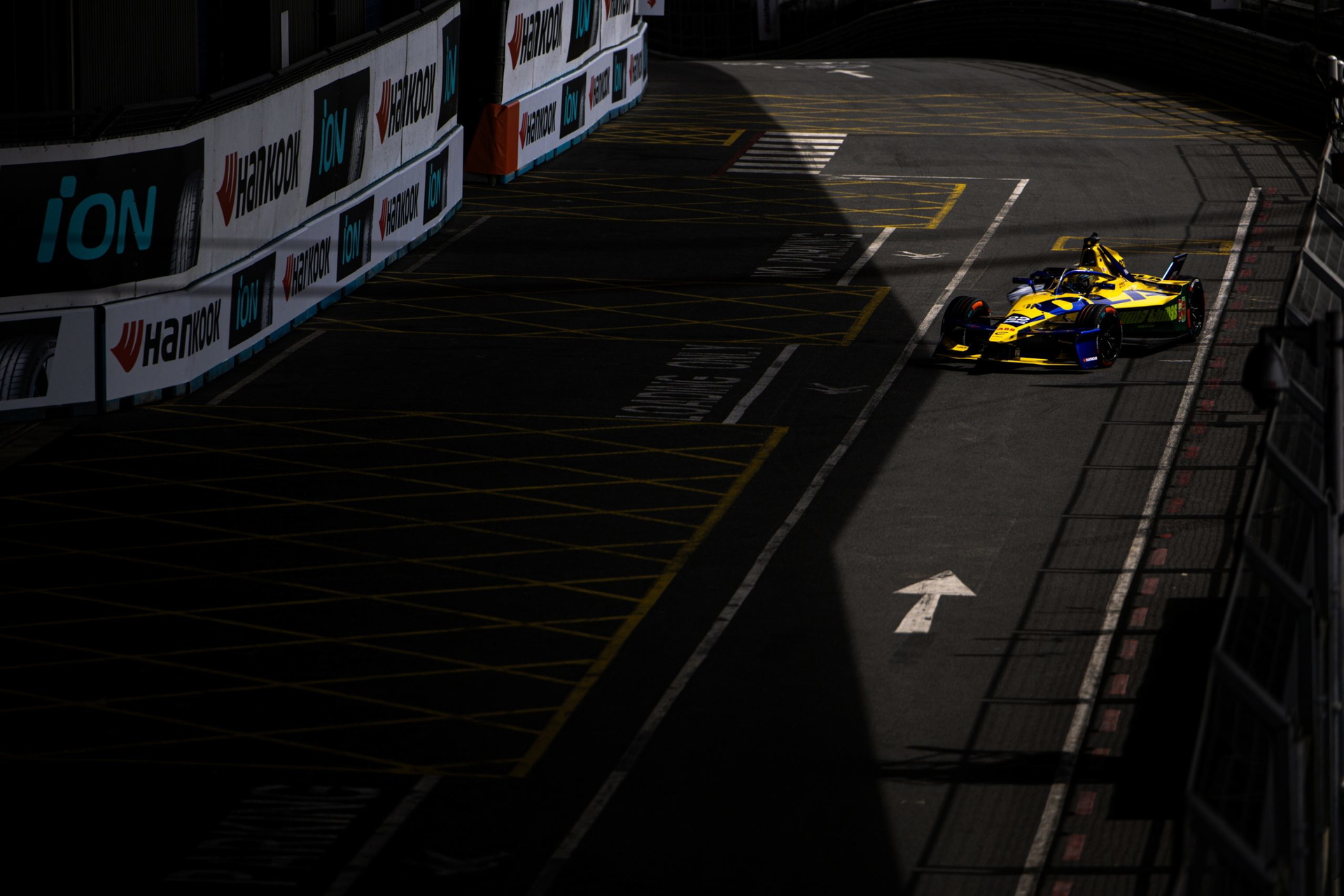 El monoplaza eléctrico avanza por las calles de Londres, mostrando su aerodinámica moderna.