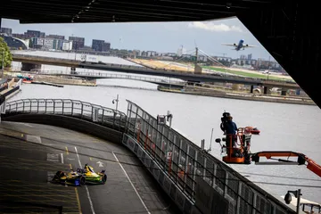 Captura de un momento emocionante en la carrera eléctrica de Londres 2025.