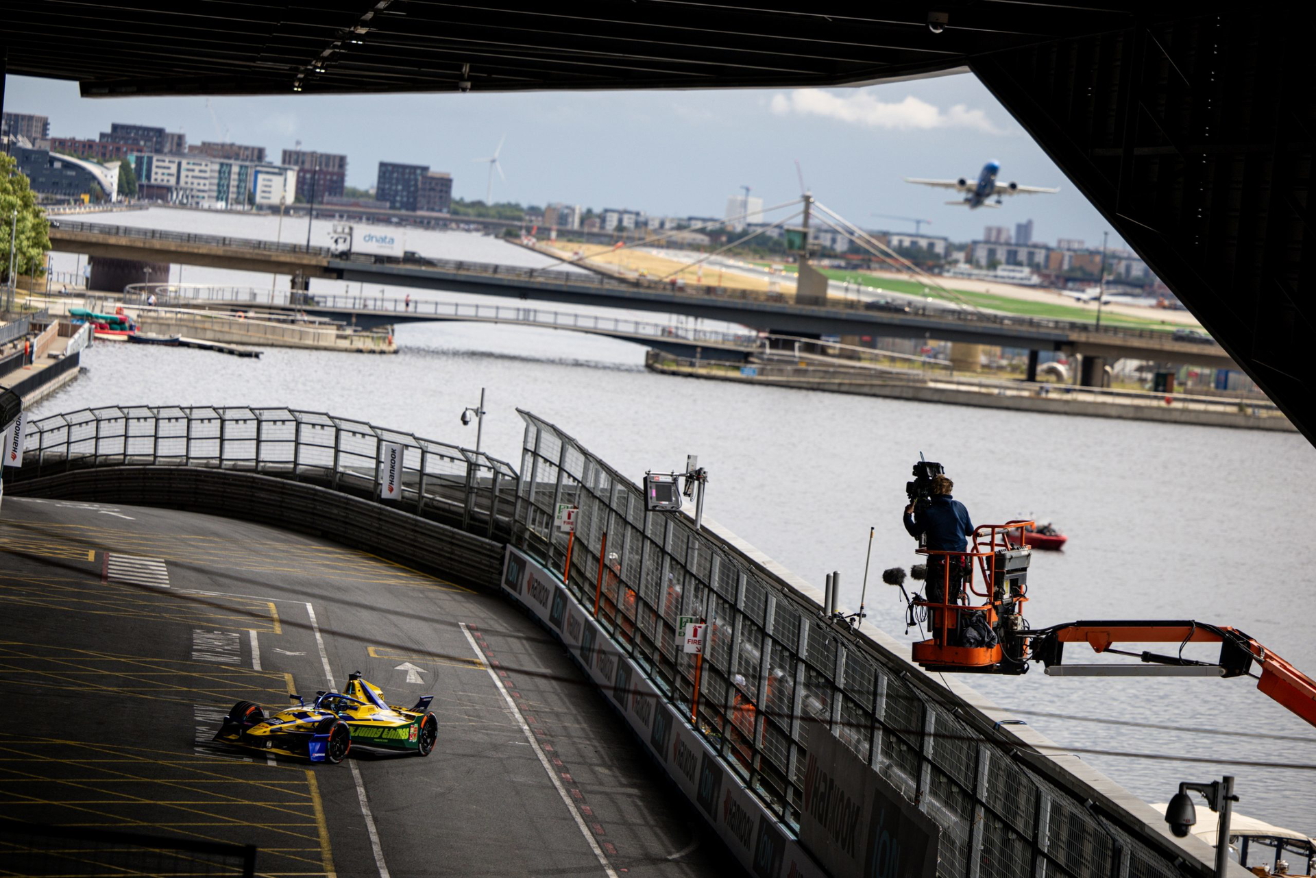 Captura de un momento emocionante en la carrera eléctrica de Londres 2025.