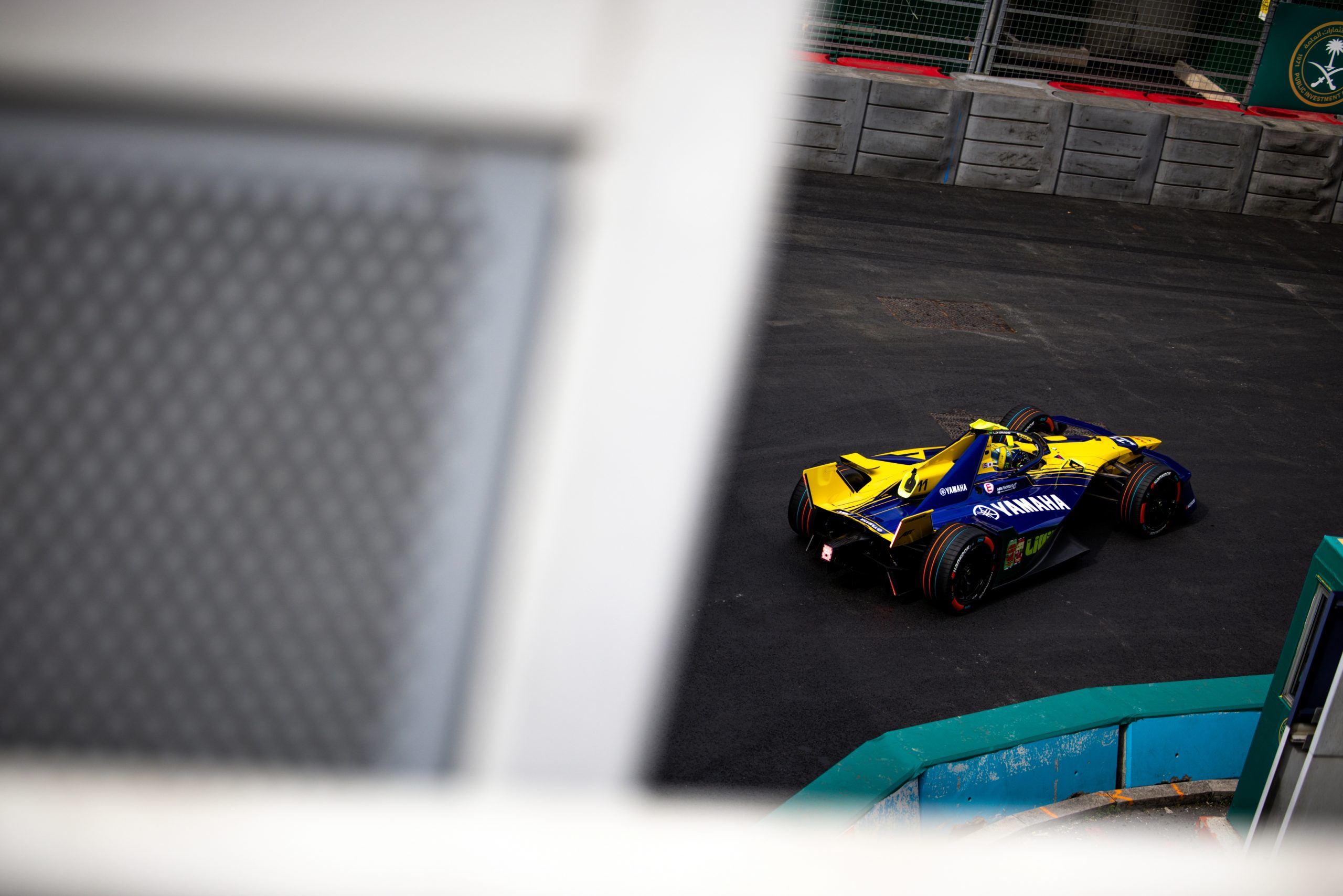 El coche de carreras eléctrico destaca en el circuito londinense. El coche de carreras eléctrico destaca en el circuito londinense.