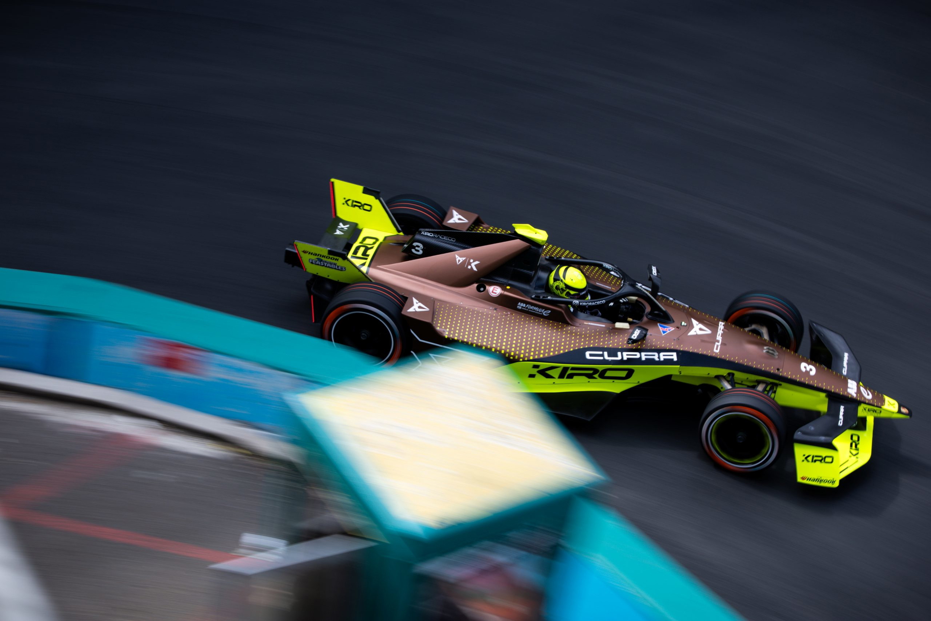 Coche de carreras DMC en acción en el E-Prix de Londres 2025.